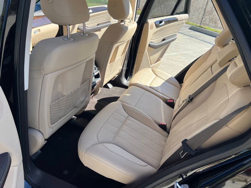 Mercedes-Benz GLE Vehicle Full-screen Gallery Image 20