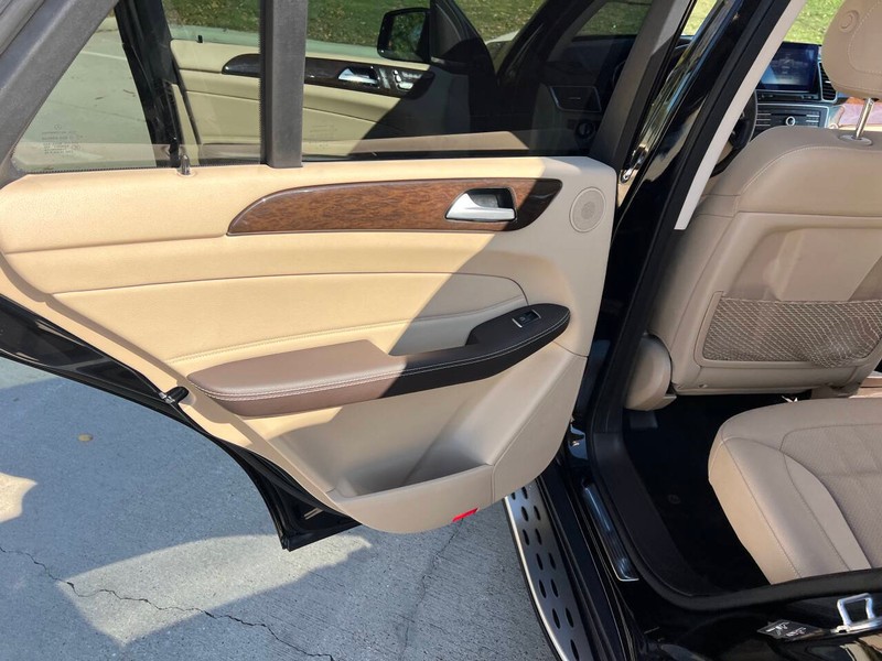 Mercedes-Benz GLE Vehicle Full-screen Gallery Image 21