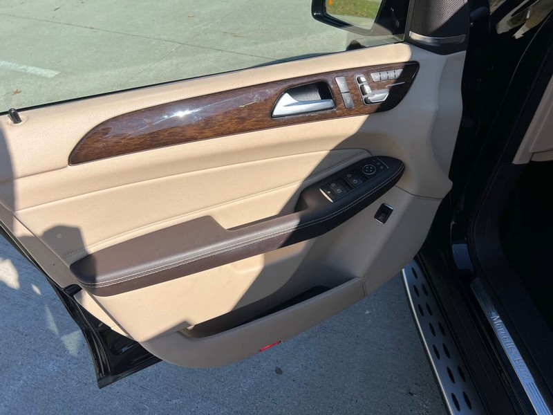 Mercedes-Benz GLE Vehicle Full-screen Gallery Image 22