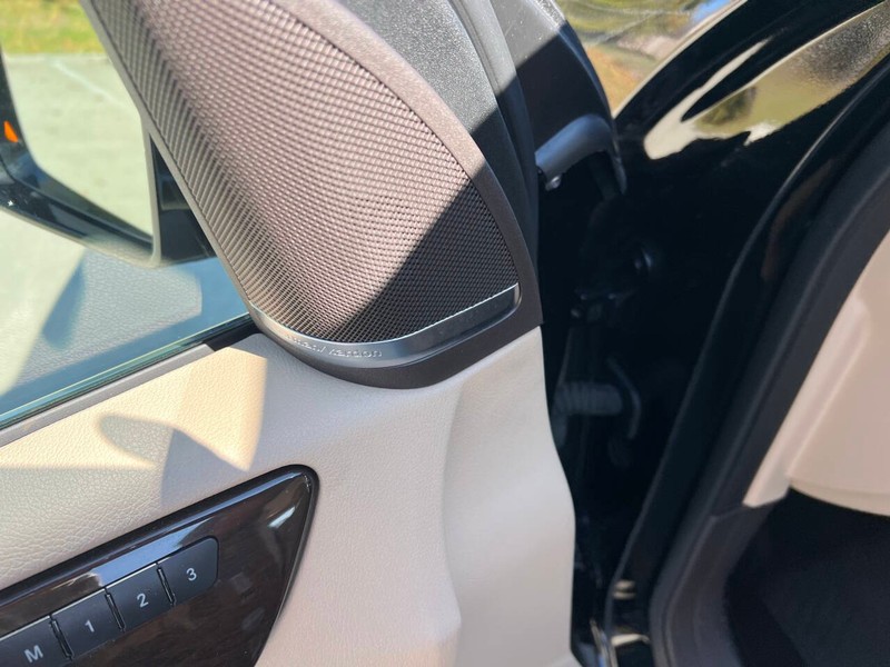 Mercedes-Benz GLE Vehicle Full-screen Gallery Image 24