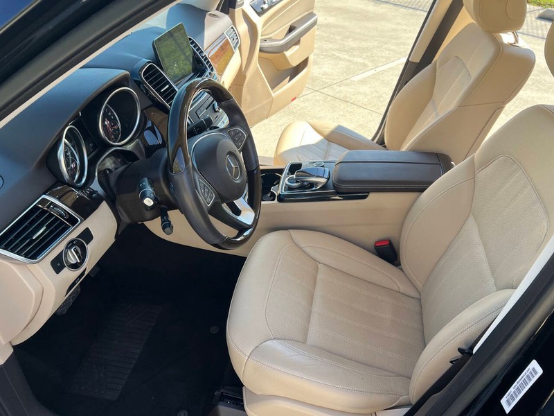 Mercedes-Benz GLE Vehicle Full-screen Gallery Image 25