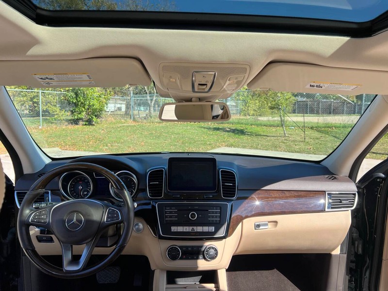 Mercedes-Benz GLE Vehicle Full-screen Gallery Image 26