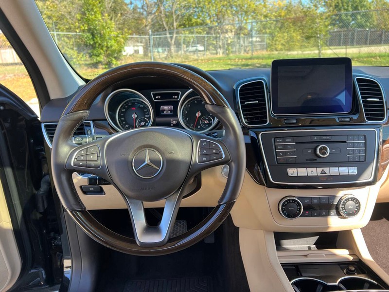Mercedes-Benz GLE Vehicle Full-screen Gallery Image 27