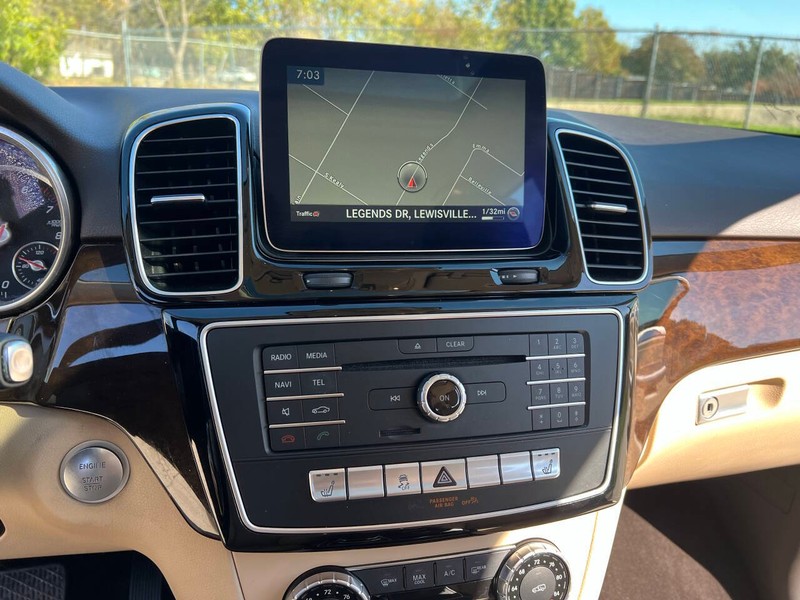 Mercedes-Benz GLE Vehicle Full-screen Gallery Image 29