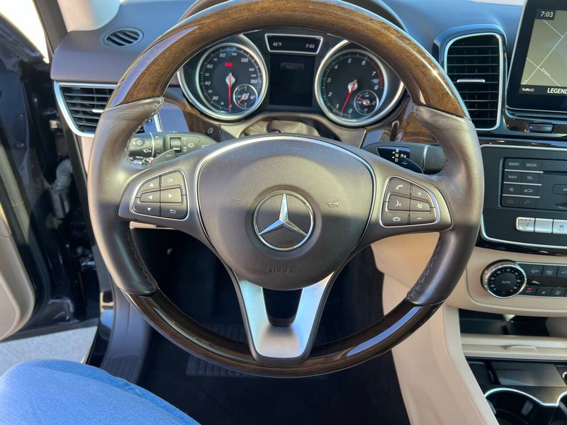 Mercedes-Benz GLE Vehicle Full-screen Gallery Image 31