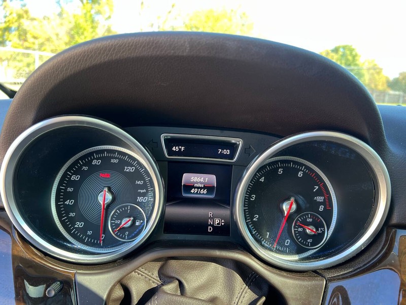 Mercedes-Benz GLE Vehicle Full-screen Gallery Image 32