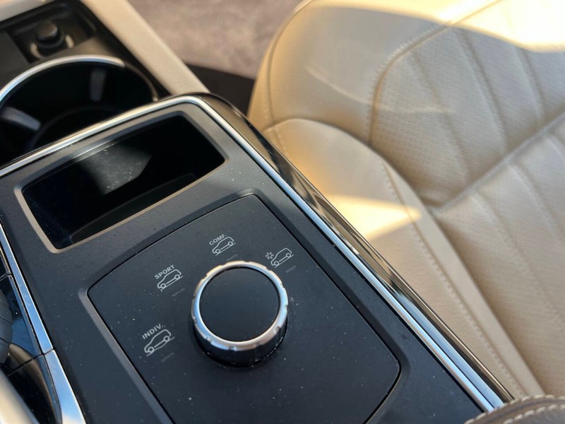 Mercedes-Benz GLE Vehicle Full-screen Gallery Image 34