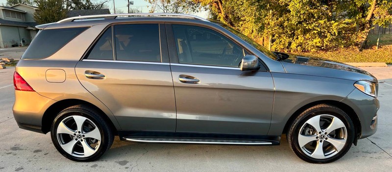 Mercedes-Benz GLE Vehicle Full-screen Gallery Image 04