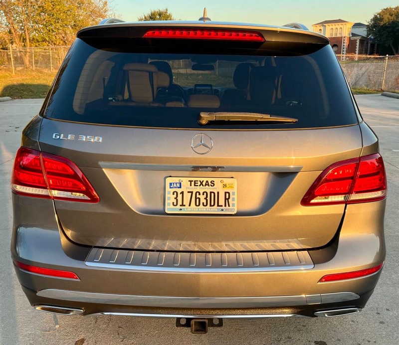 Mercedes-Benz GLE Vehicle Full-screen Gallery Image 05