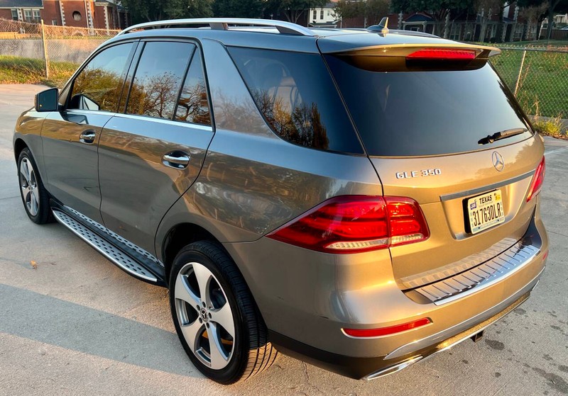 Mercedes-Benz GLE Vehicle Full-screen Gallery Image 06