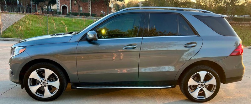 Mercedes-Benz GLE Vehicle Full-screen Gallery Image 07