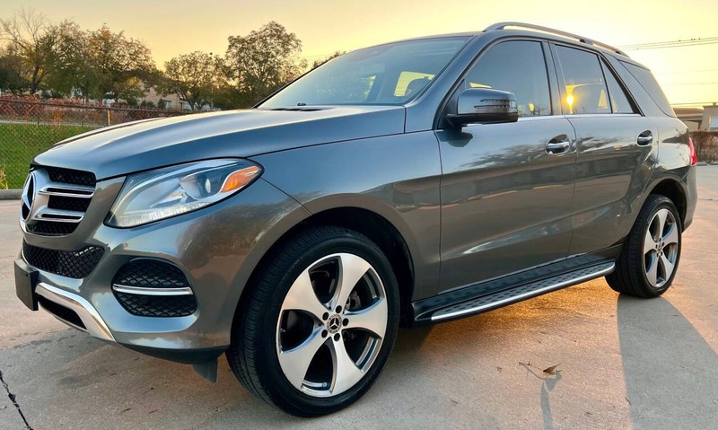 Mercedes-Benz GLE Vehicle Full-screen Gallery Image 09