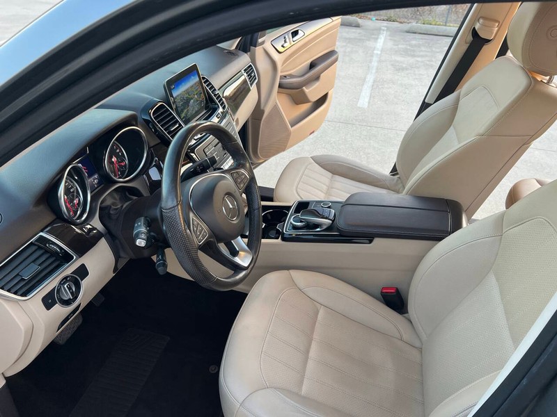 Mercedes-Benz GLE Vehicle Full-screen Gallery Image 10