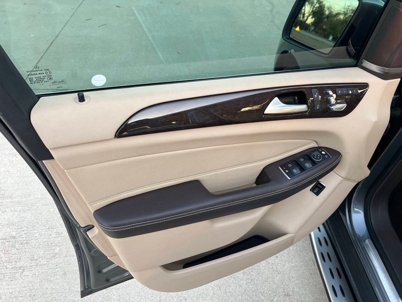 Mercedes-Benz GLE Vehicle Full-screen Gallery Image 11