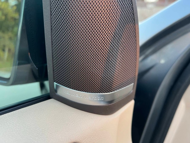 Mercedes-Benz GLE Vehicle Full-screen Gallery Image 12