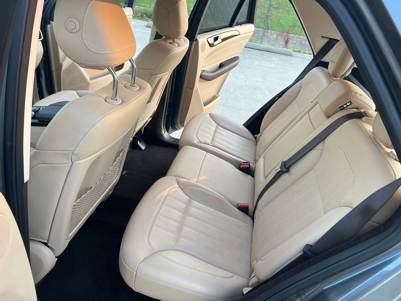 Mercedes-Benz GLE Vehicle Full-screen Gallery Image 13