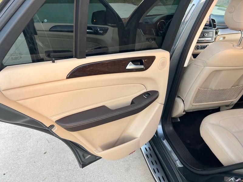 Mercedes-Benz GLE Vehicle Full-screen Gallery Image 14