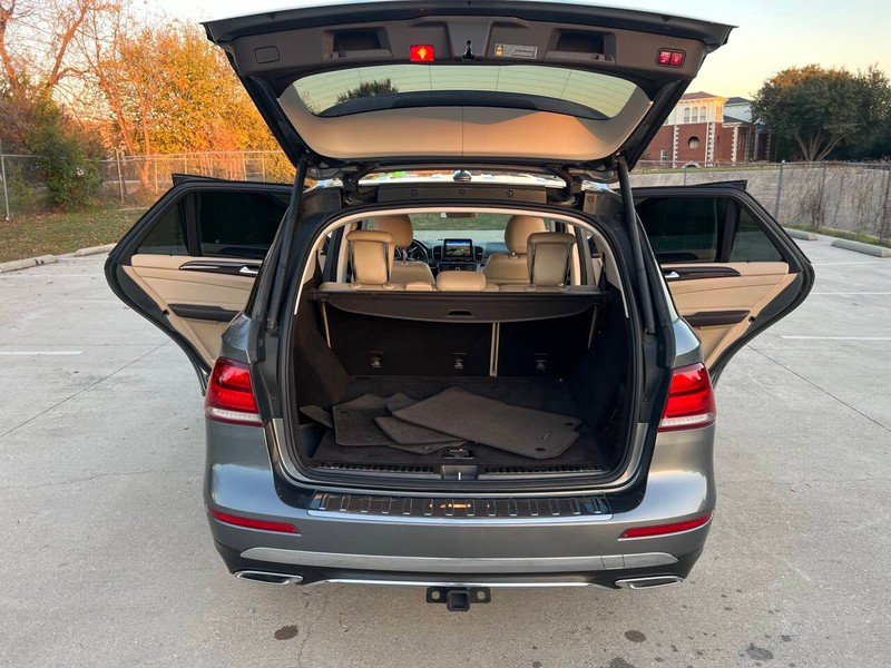 Mercedes-Benz GLE Vehicle Full-screen Gallery Image 15