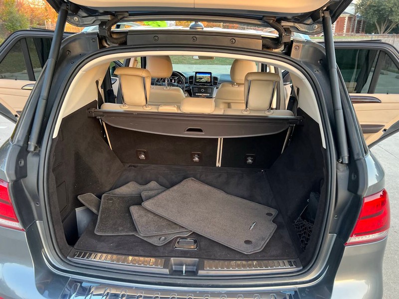 Mercedes-Benz GLE Vehicle Full-screen Gallery Image 16