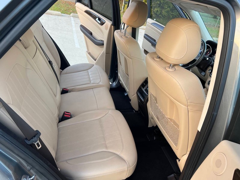 Mercedes-Benz GLE Vehicle Full-screen Gallery Image 17