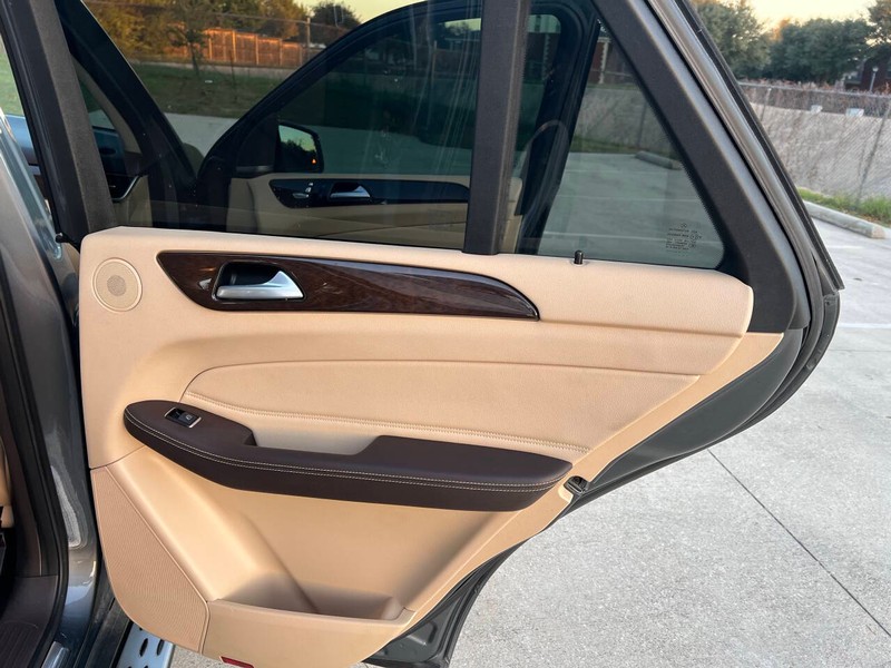 Mercedes-Benz GLE Vehicle Full-screen Gallery Image 18