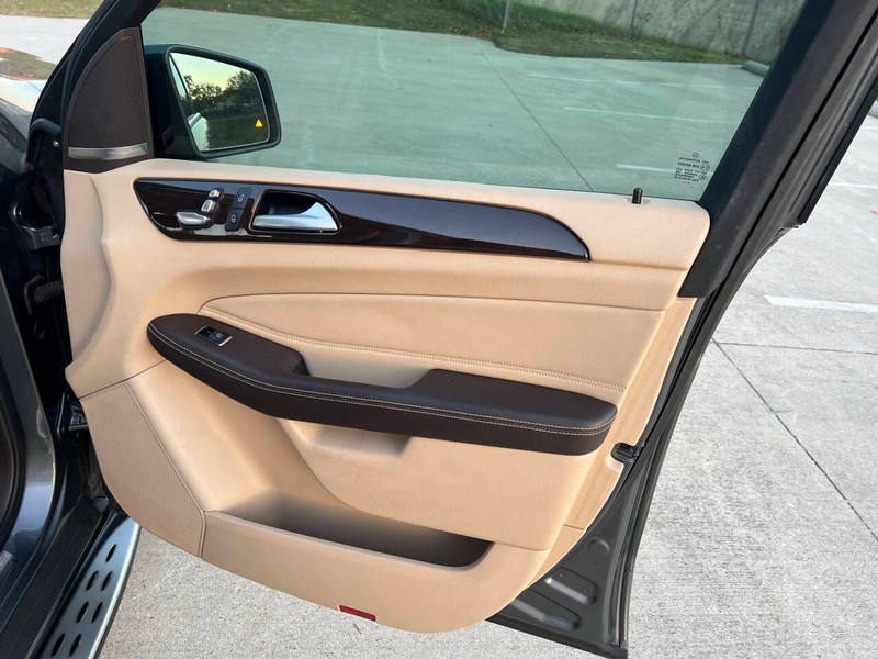 Mercedes-Benz GLE Vehicle Full-screen Gallery Image 19