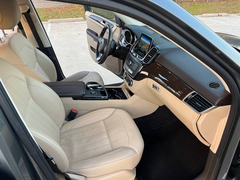 Mercedes-Benz GLE Vehicle Full-screen Gallery Image 20