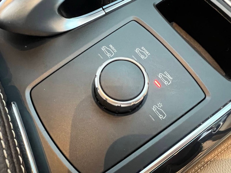 Mercedes-Benz GLE Vehicle Full-screen Gallery Image 21