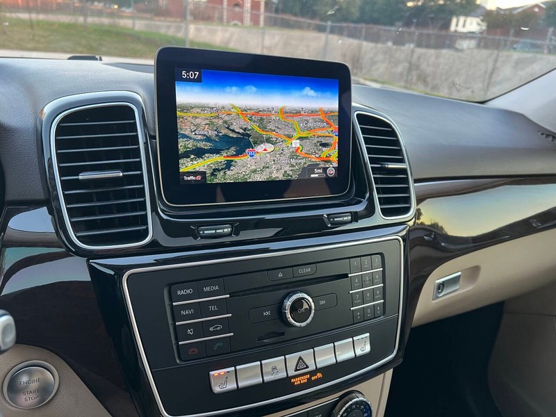Mercedes-Benz GLE Vehicle Full-screen Gallery Image 22