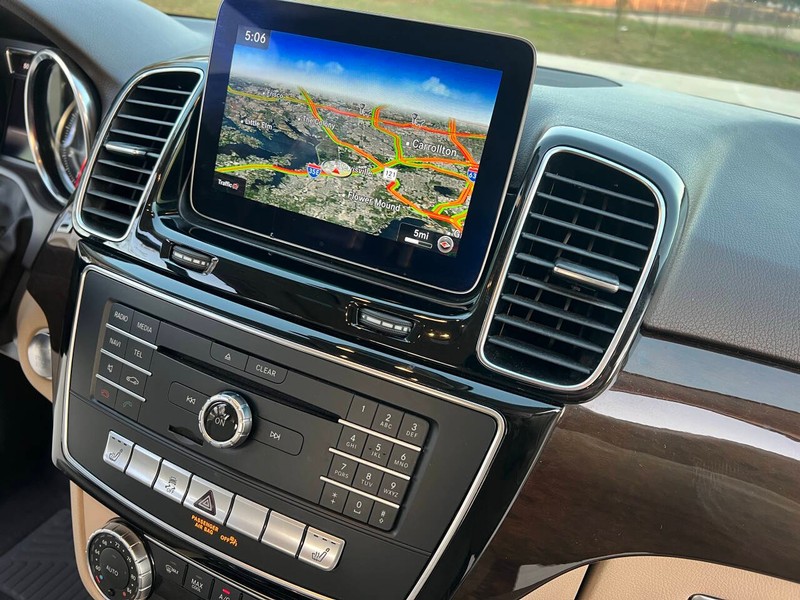 Mercedes-Benz GLE Vehicle Full-screen Gallery Image 23