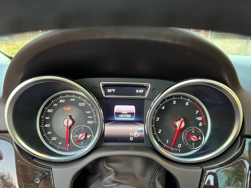 Mercedes-Benz GLE Vehicle Full-screen Gallery Image 24