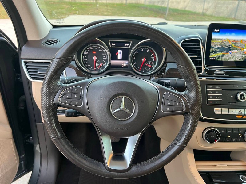 Mercedes-Benz GLE Vehicle Full-screen Gallery Image 25