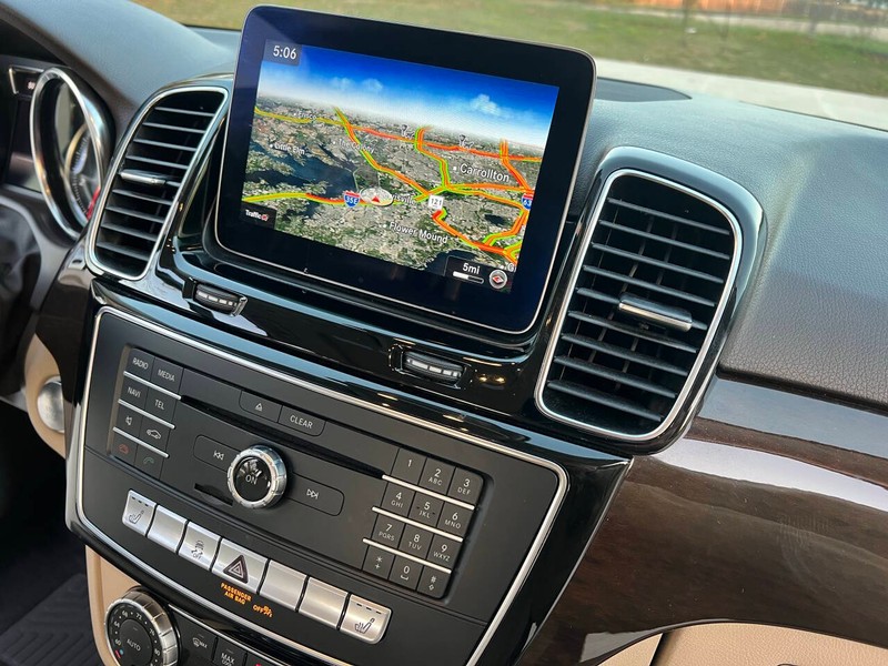 Mercedes-Benz GLE Vehicle Full-screen Gallery Image 26