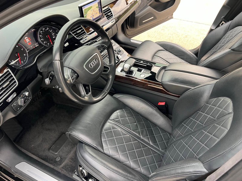 Audi A8 L Vehicle Full-screen Gallery Image 09