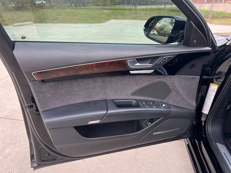 Audi A8 L Vehicle Full-screen Gallery Image 10