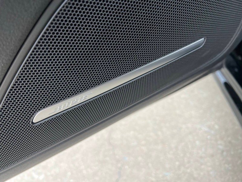 Audi A8 L Vehicle Full-screen Gallery Image 11