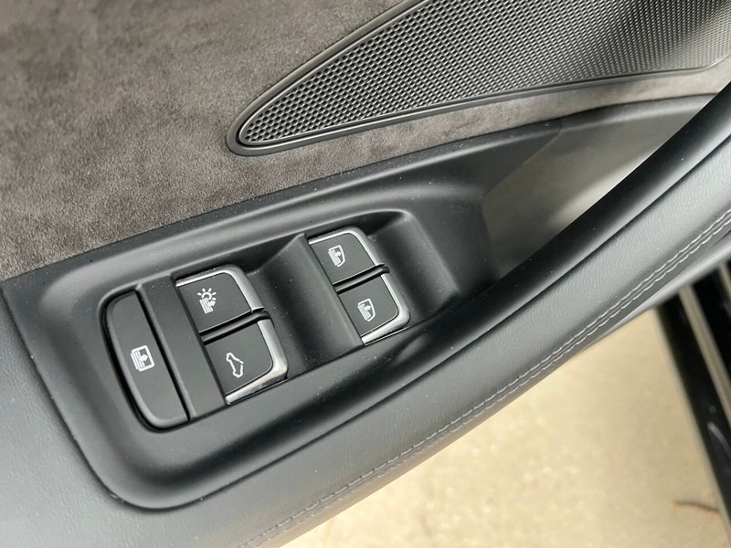 Audi A8 L Vehicle Full-screen Gallery Image 14