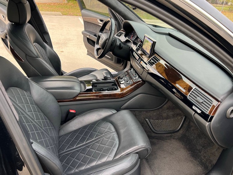 Audi A8 L Vehicle Full-screen Gallery Image 15