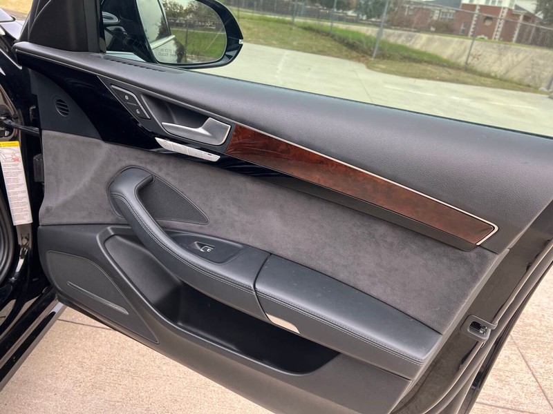 Audi A8 L Vehicle Full-screen Gallery Image 16