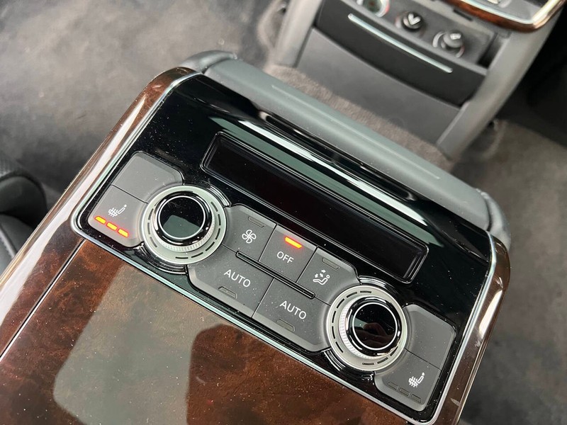 Audi A8 L Vehicle Full-screen Gallery Image 18