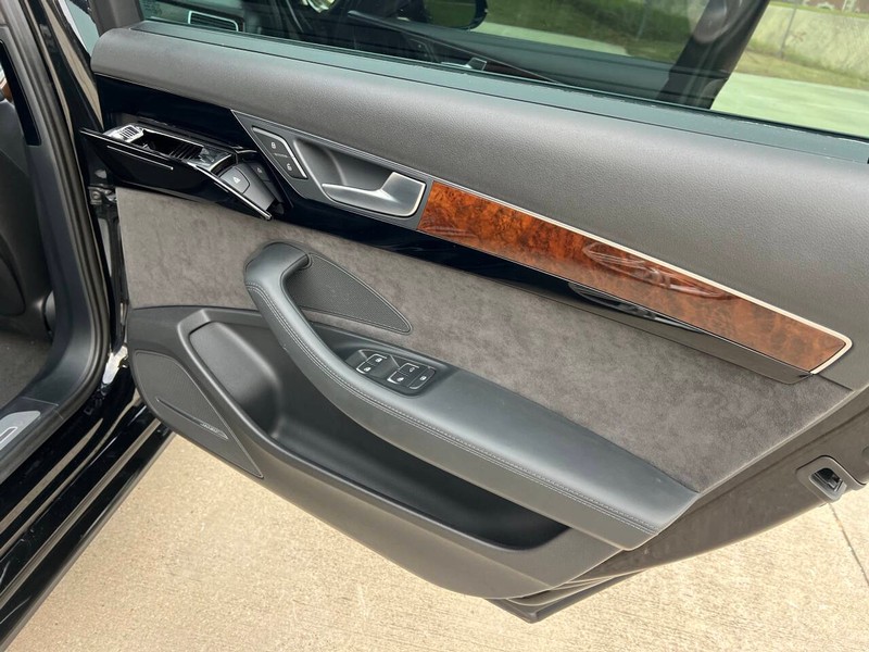 Audi A8 L Vehicle Full-screen Gallery Image 20