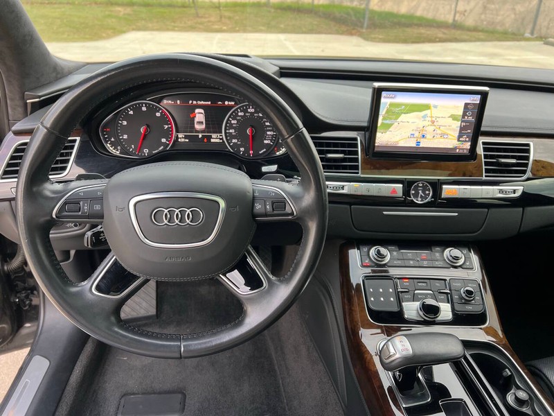 Audi A8 L Vehicle Full-screen Gallery Image 24