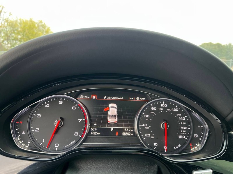 Audi A8 L Vehicle Full-screen Gallery Image 26