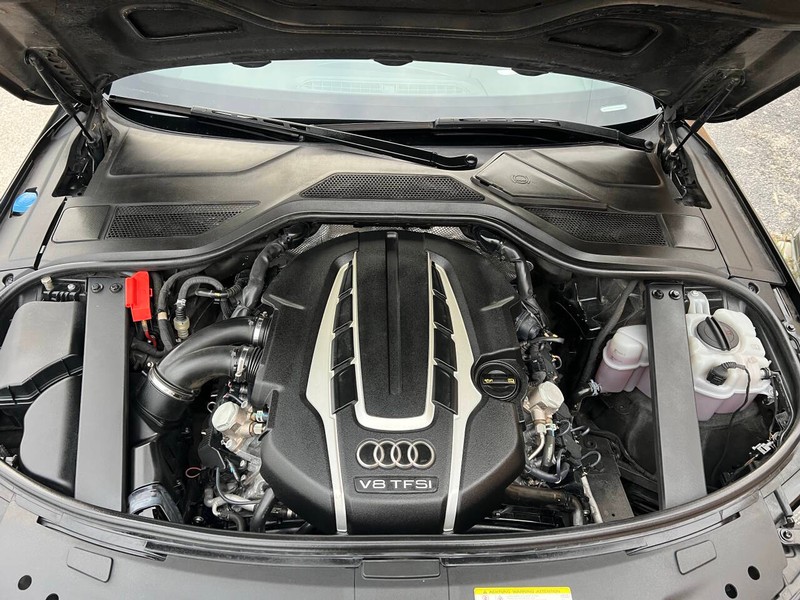 Audi A8 L Vehicle Full-screen Gallery Image 27