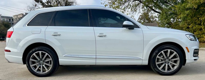 Audi Q7 Vehicle Full-screen Gallery Image 02