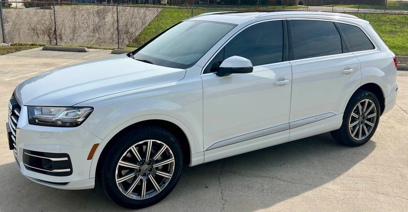 Audi Q7 Vehicle Full-screen Gallery Image 03