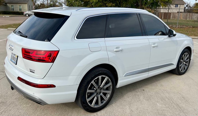 Audi Q7 Vehicle Full-screen Gallery Image 05