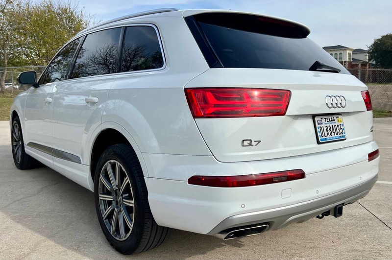 Audi Q7 Vehicle Full-screen Gallery Image 07
