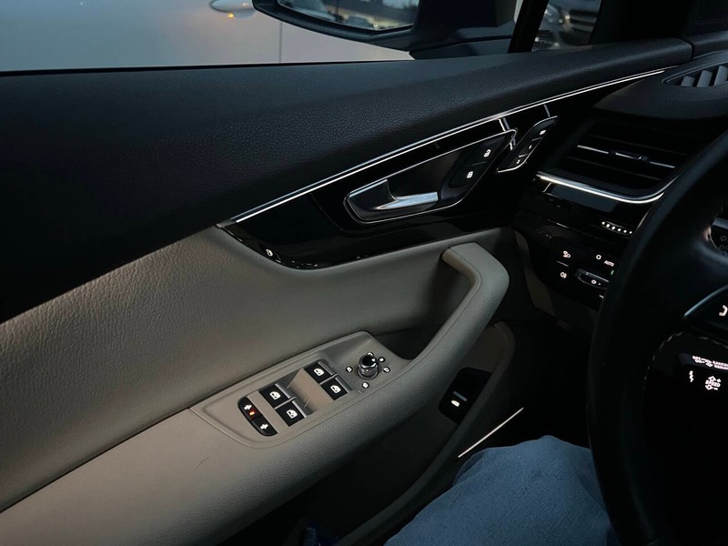 Audi Q7 Vehicle Full-screen Gallery Image 11