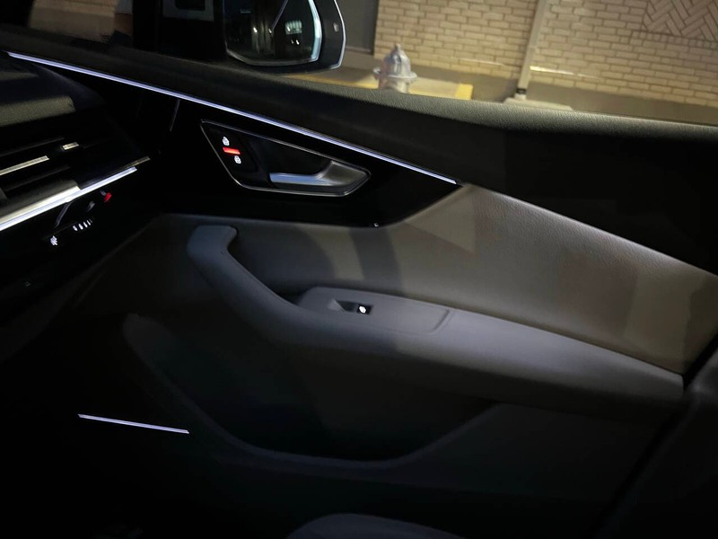 Audi Q7 Vehicle Full-screen Gallery Image 12